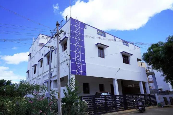 White House- 1Bk Pleasant Apartment With Open Terrace 코임바토르 외부 사진