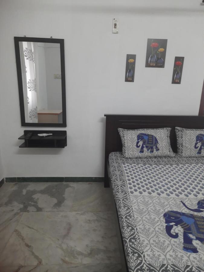 White House- 1Bk Pleasant Apartment With Open Terrace 코임바토르 외부 사진